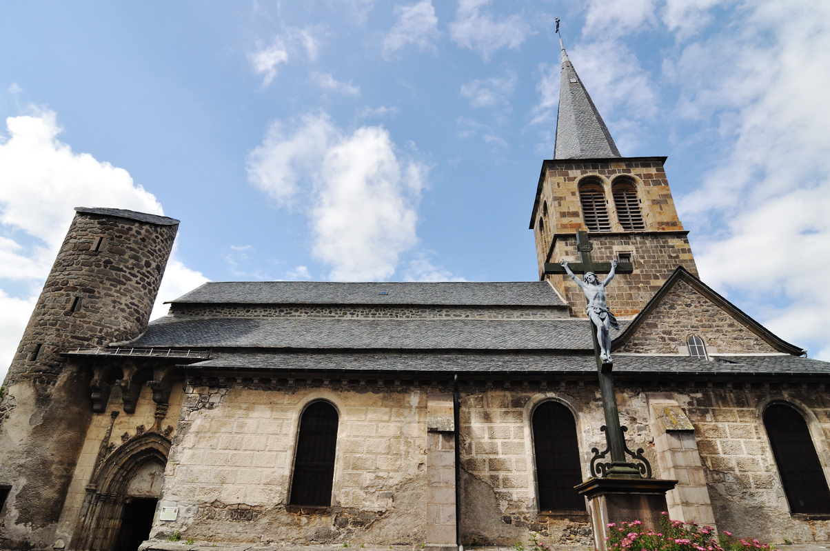 Eglise Saint Jean Baptiste d'Allanche. XIVème. Eglise fortifiée