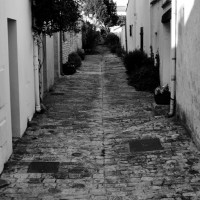 Rue typique de la Flotte qui incite à flâner