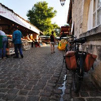 Le marché sur la place médievale