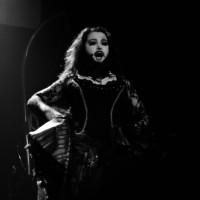 Gina Trapezina, la poupée barbue