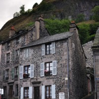 Maison traditionnelle de Murat, rocher de Bonnevie et ses orgues
