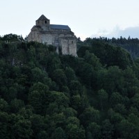 Prieuré sur le rocher de Bredons