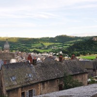 Vue des toits de Murat ainsi que du rocher de Bredons