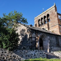Eglise de Saint-Barthélémy (XIIe) de Chalinargues avec son clocher en peigne