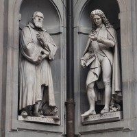 Les niches des piliers contiennent des Toscans illustres